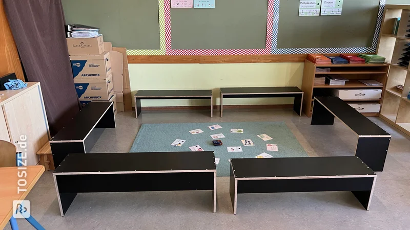 Platzsparende und staubare Sitzbänkchen für die Grundschule von Theresa