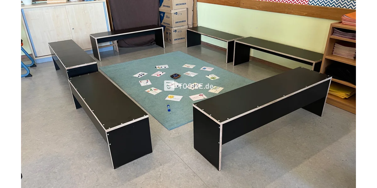 Platzsparende und staubare Sitzbänkchen für die Grundschule TOSIZE.de