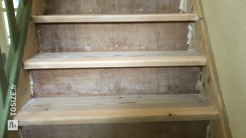 Contremarches remplacées sur un vieil escalier avec des plaques personnalisées, par Eddie