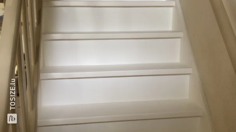 Contremarches remplacées sur un vieil escalier avec des plaques personnalisées, par Eddie