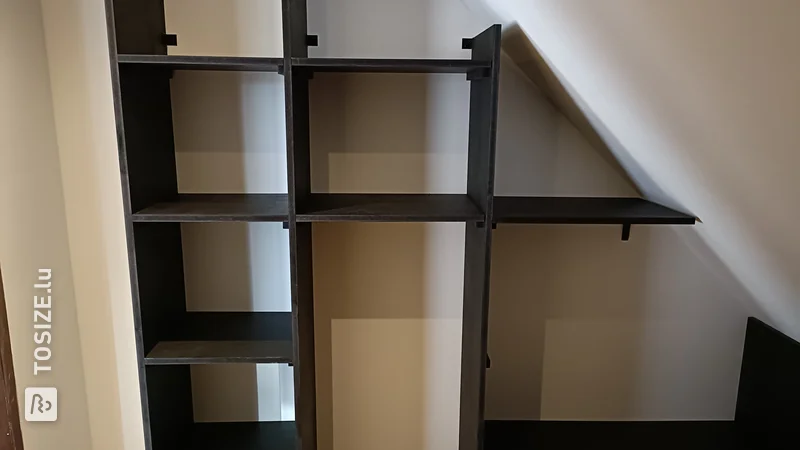 Ein selbstgebauter Waschmaschinenschrank und begehbarer Kleiderschrank aus schwarzem MDF von Maarten