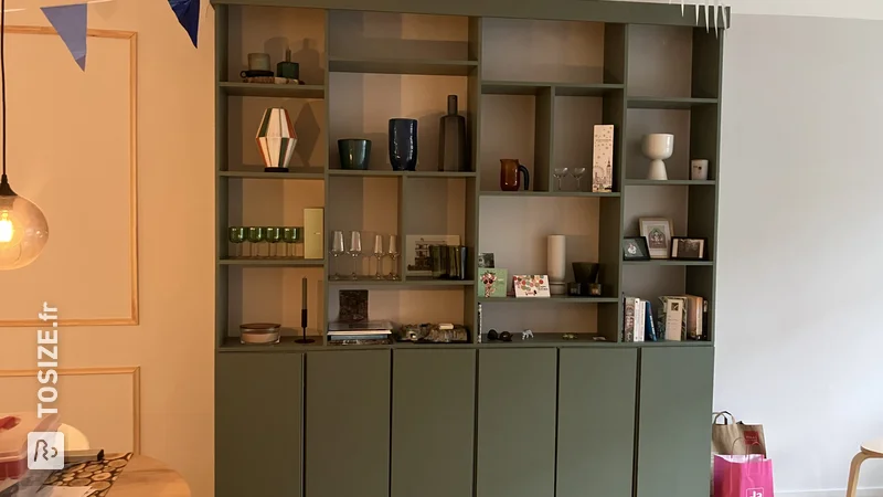 Une étagère asymétrique faite maison basée sur IKEA Ivar, par Toby