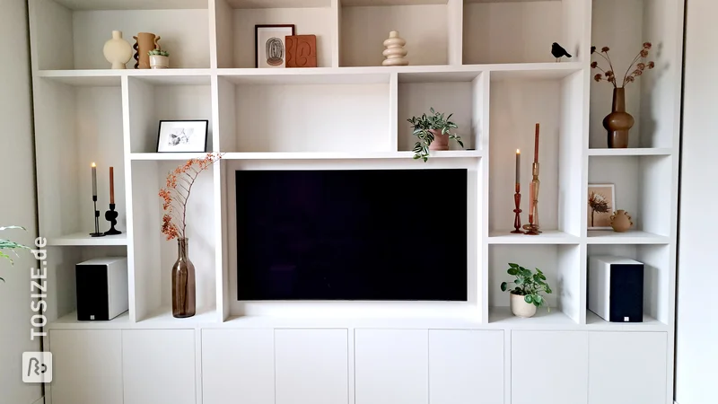 Ein TOSIZE-Möbelschrank mit Platz für den Fernseher von Eefke