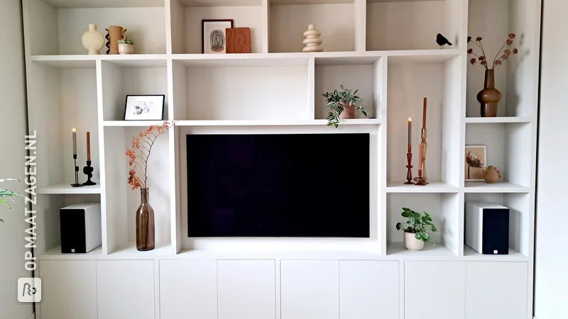 Een TOSIZE Furniture vakkenkast met ruimte voor de tv, door Eefke