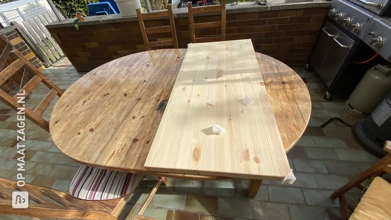 Uitbreiding van een bestaande tafel met een op maat gemaakt houten blad van Daniel