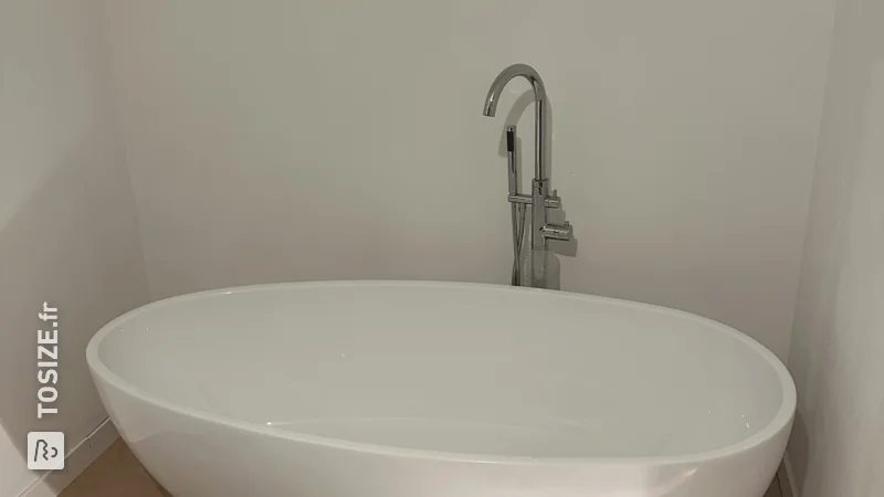 Installer une salle de bain attenante sur une plaque étanche en okoumé, par Nick