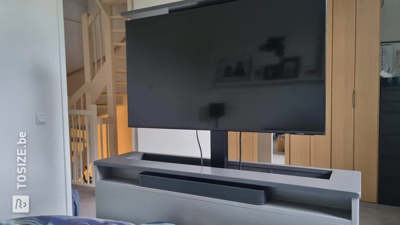 Een zelfgemaakt TV lift meubel van MDF voor op de slaapkamer, door Mark