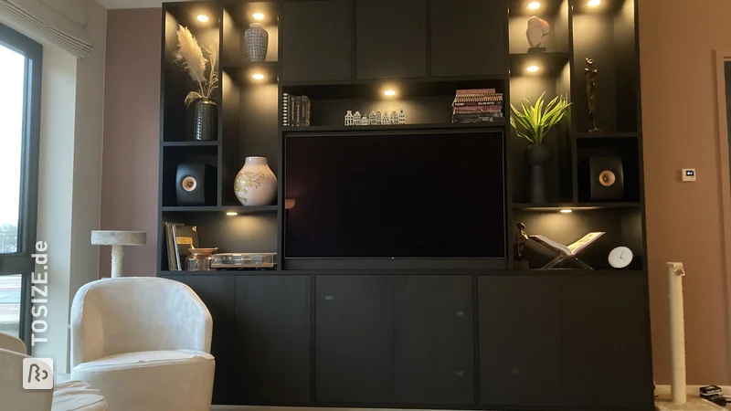 Ein maßgefertigter TOSIZE-Möbelschrank aus schwarzer Eiche mit TV-Nische von Jörgen