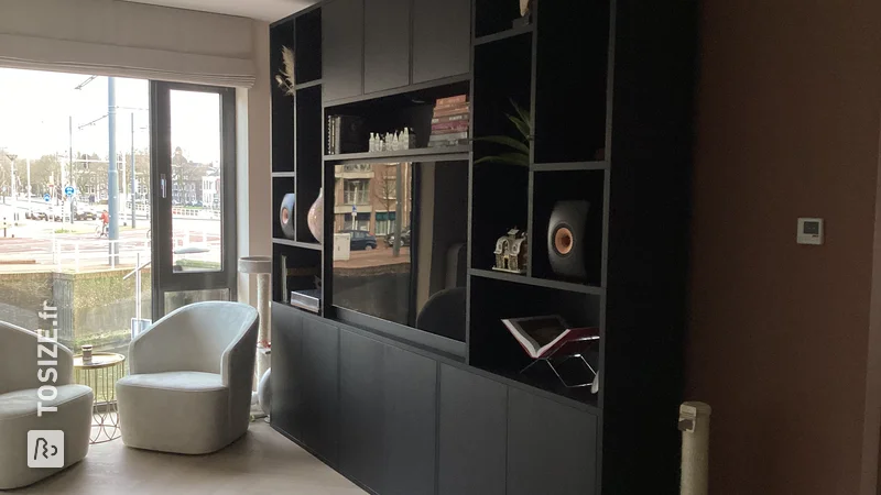 Un meuble armoire TOSIZE sur mesure en chêne noir avec niche TV, par Jörgen