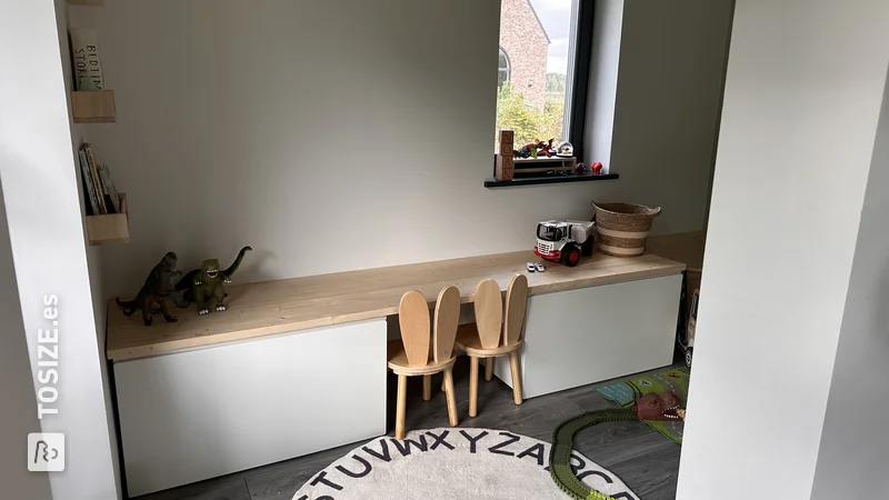 Un escritorio infantil hecho en casa con panel de madera de pino personalizado, de Sylvia