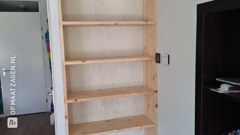 A sturdy custom bookcase made of pine carpentry panel, by Roelof