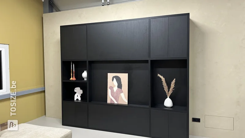 Cinewall met TOSIZE Furniture in zwart eiken meubelpaneel, door Ivonne