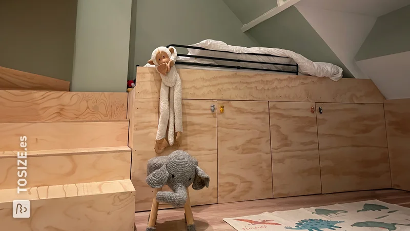 Una preciosa cama elevada para la habitación de los niños hecha de contrapiso, de Yimmy