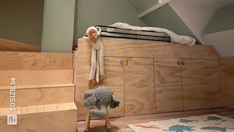 Een fraai verhoogd bed voor de kinderkamer van underlayment, door Yimmy