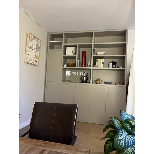 Mur de placard gris avec compartiments ouverts et portes