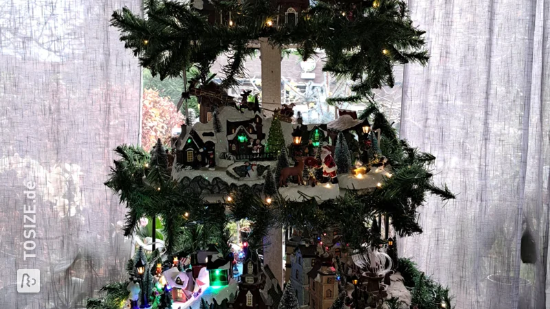 Selbstgemachter hölzerner Weihnachtsbaum für das Weihnachtsdorf von Jennie