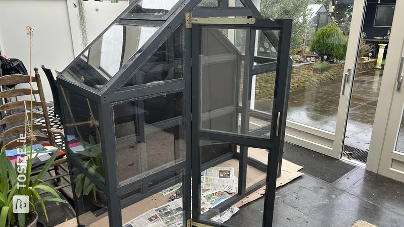A beautiful greenhouse with custom polycarbonate plates, by Sjef