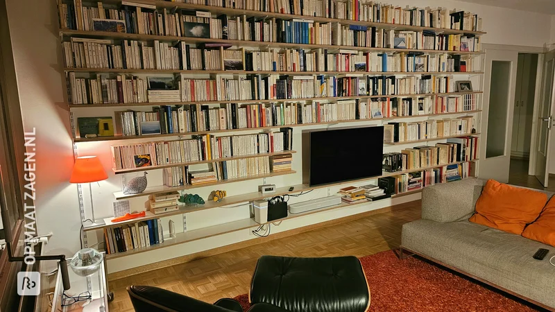 Ambachtelijke boekenkast in wit berkenmultiplex, door Didier