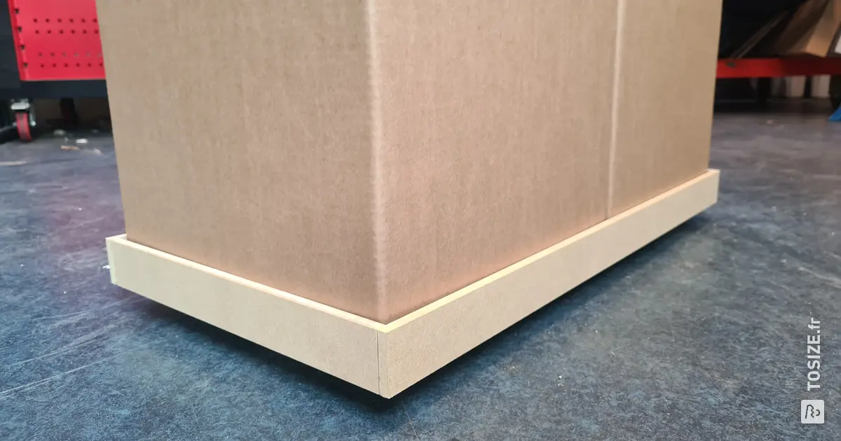 Un support de poubelle robuste en MDF scié sur mesure | TOSIZE.fr