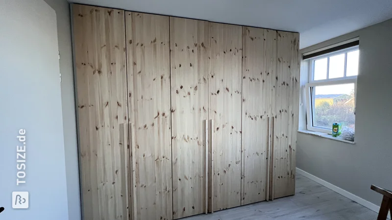 Deckenhohe Türen und Seitenwand für den Ikea Pax-Kleiderschrank von Romano