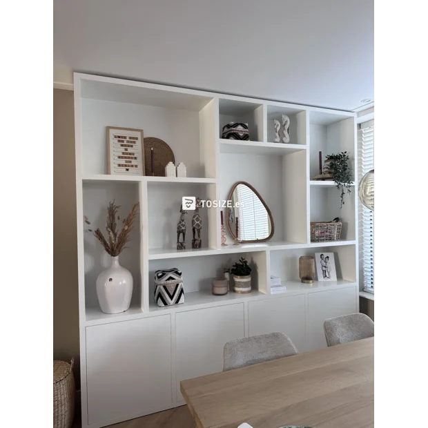 Armario de pared blanco con compartimentos y puertas abiertas