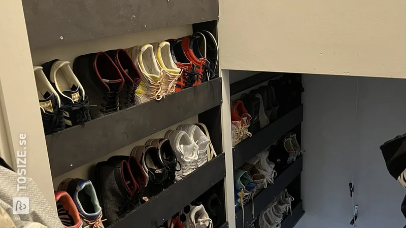 Homemade shoe rack in the stairwell made of custom-sawn MDF Black, by Bas