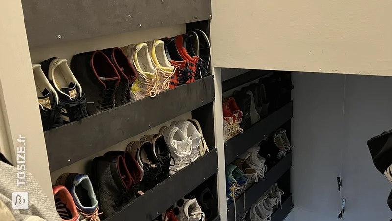 Étagère à chaussures faite maison dans la cage d'escalier en MDF noir scié sur mesure, par Bas