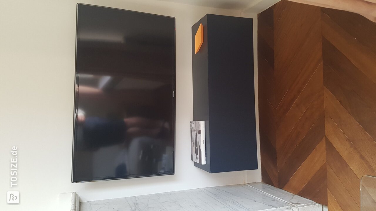 Ein schwebender Fernsehschrank aus blau gefärbtem MDF, von Freya