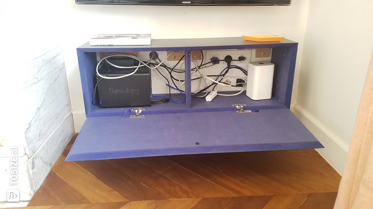 Ein schwebender TV-Schrank aus blau gefärbtem MDF von Freya