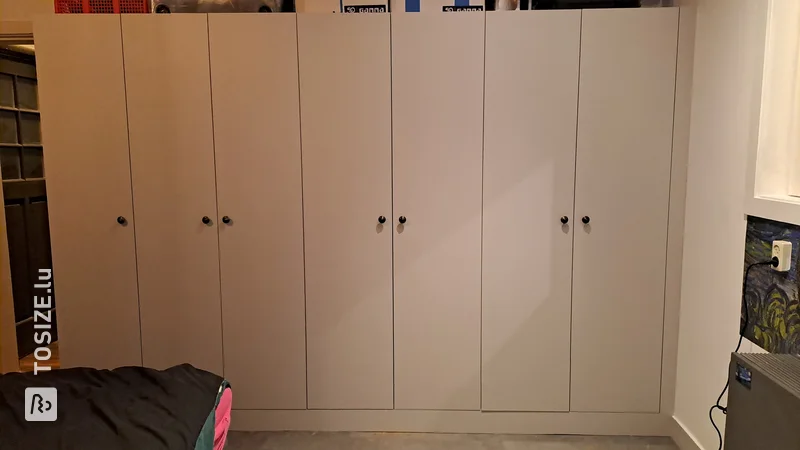 Créez votre propre armoire intégrée pour la chambre à partir de MDF personnalisé, par Tim