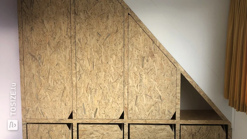 Une grande armoire mansardée sur mesure en OSB, par Maurits