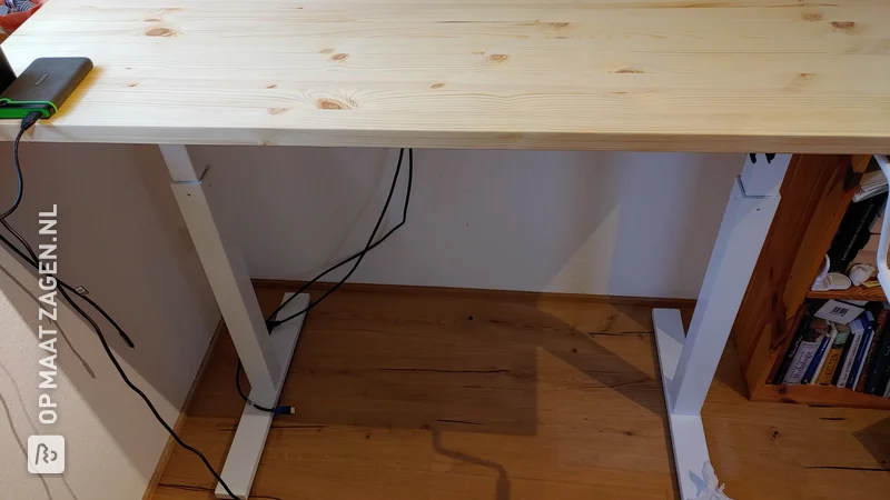 A height-adjustable standing desk for a healthy home office, by Christiane