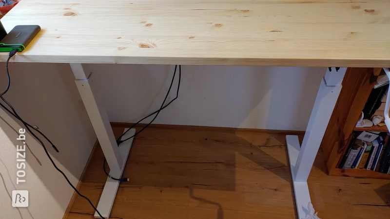 Une table haute réglable en hauteur pour un bureau à domicile sain, par Christiane