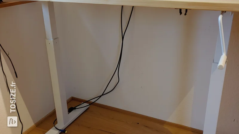 Une table haute réglable en hauteur pour un bureau à domicile sain, par Christiane