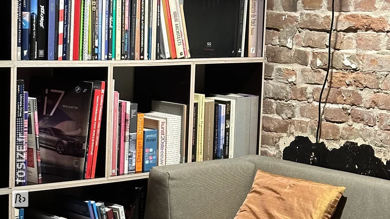 Bibliothèque et banc de lecture faits maison en contreplaqué de béton marron scié sur mesure, par JT