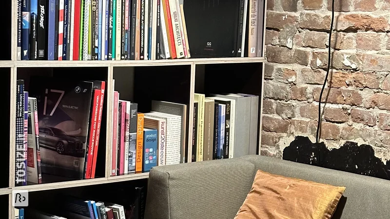 Libreria e panca da lettura fatte in casa in compensato di cemento marrone segato su misura, di JT