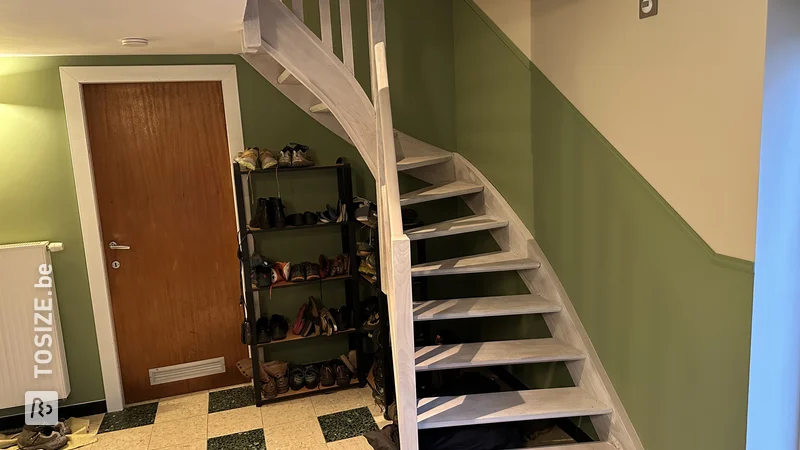 Armoire à chaussures sous les escaliers, par Jan