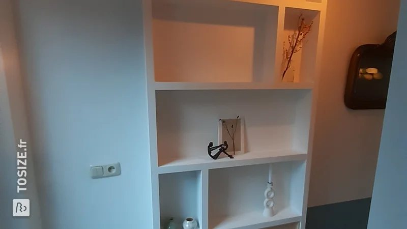 Une belle armoire avec des compartiments en MDF comme boîtier de radiateur, par Ellen