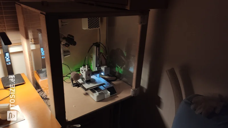 Una carcasa personalizada para una impresora 3D hecha de contrachapado aserrado de okoume, por Marco