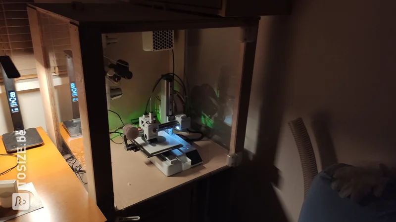 Een maatwerk behuizing voor 3D-printer van gezaagd multiplex okoume, door Marco