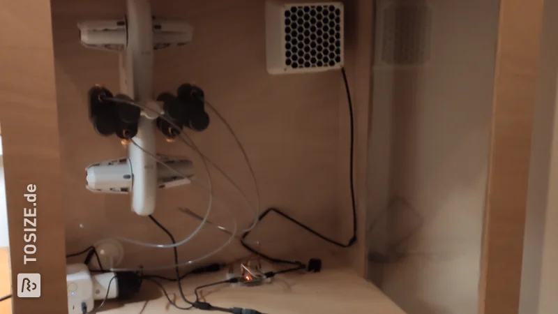 Ein maßgeschneidertes Gehäuse für einen 3D-Drucker aus gesägtem Okoume-Sperrholz von Marco