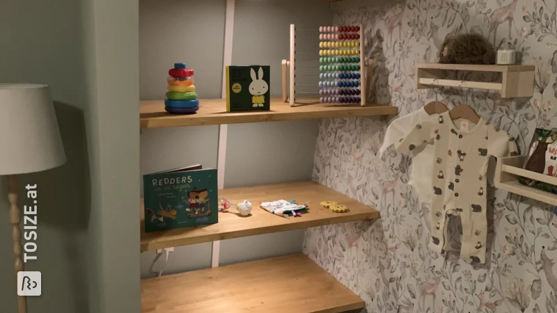 Ein selbstgebauter Schrank aus Kiefernholzplatte für das Kinderzimmer von Joost