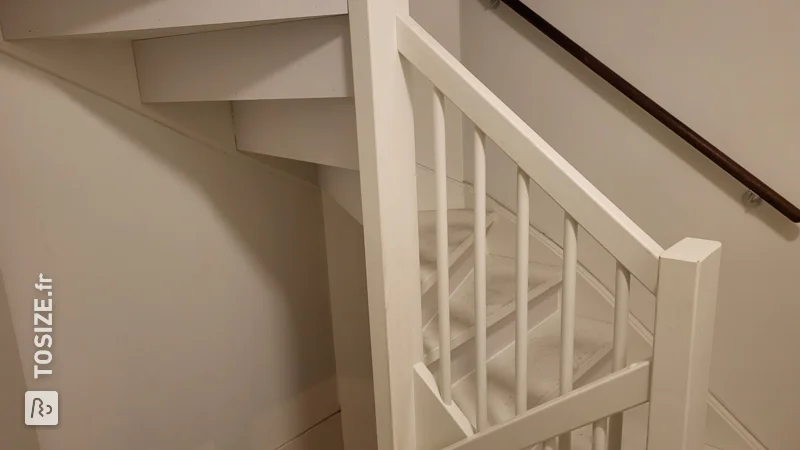 Fermeture d'un escalier de grenier avec des panneaux MDF apprêtés sur mesure, par Jean Paul