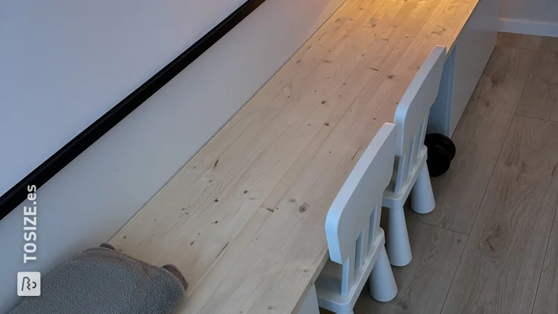 Un bonito rincón de juegos de Ikea Smastad y un panel de carpintería de pino personalizado de Jaimmy