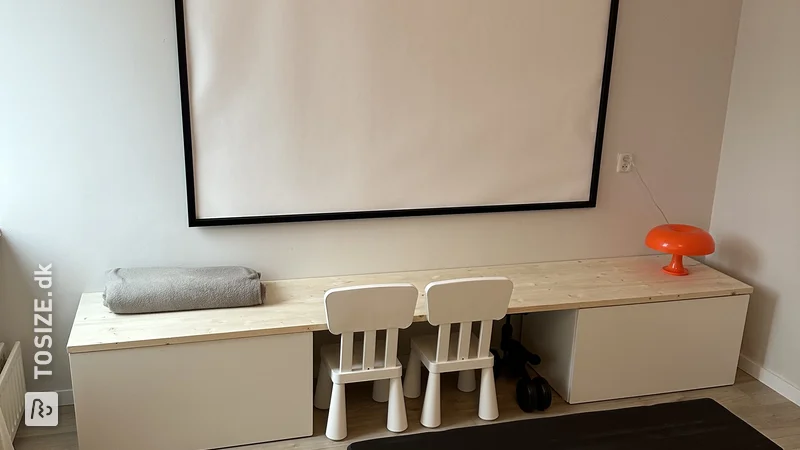 A nice play corner from Ikea Smastad and custom pine carpentry panel by Jaimmy