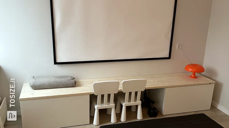 Un simpatico angolo giochi di Ikea Smastad e un pannello di carpenteria in pino personalizzato di Jaimmy