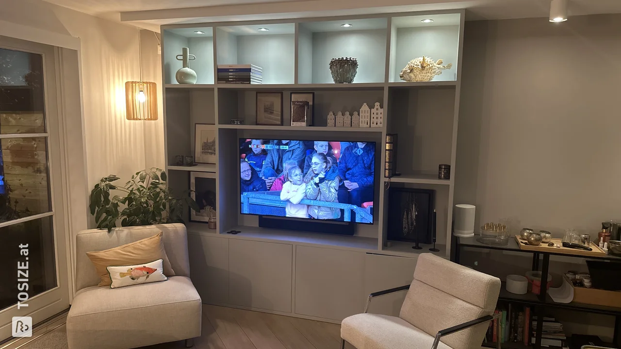 TV-Schrank mit TOSIZE-Möbeln und selbstinstallierten Strahlern von Stephan