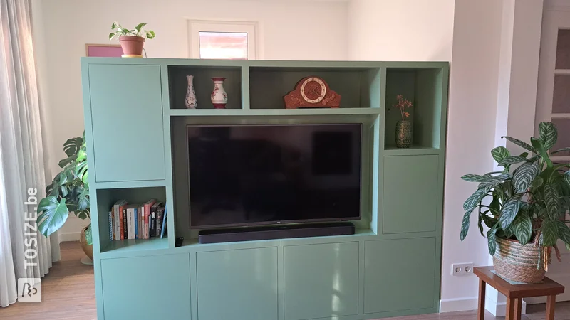 Zelf geschilderd groen tv meubel als roomdivider met TOSIZE Furniture, door Sylvie