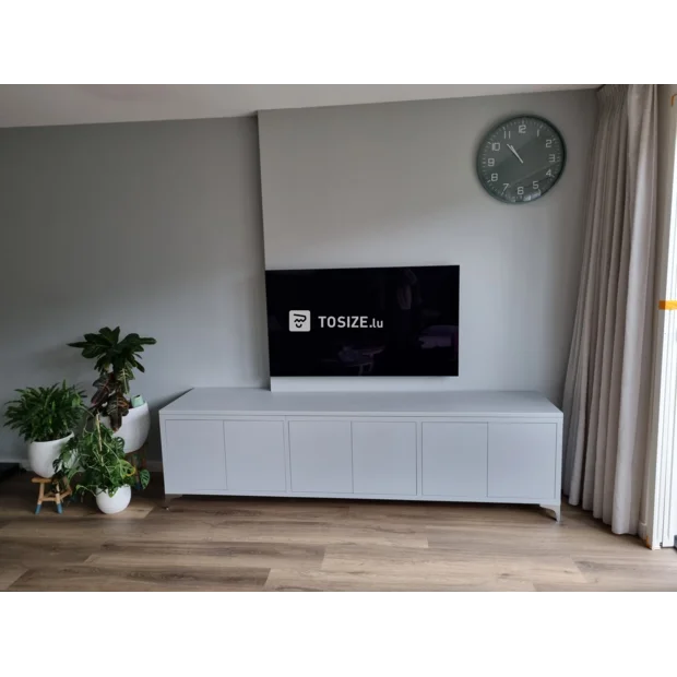 Weißer TV-Schrank mit Türen und Regalen