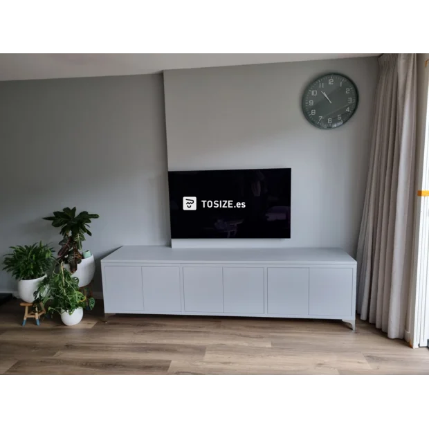 Mueble de TV blanco con puertas y estantes.